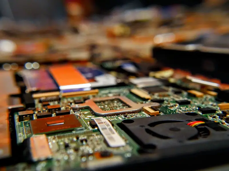 ما هو الفرق بين PCBA و PCB؟